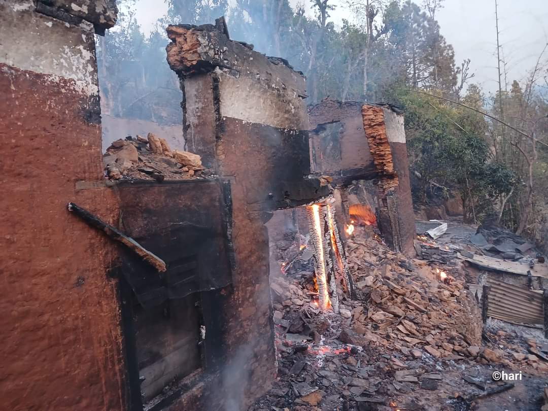 अर्घाखाँचीको धारापानीमा भिषण आगलागी, २० घर गोठ जलेर नष्ट